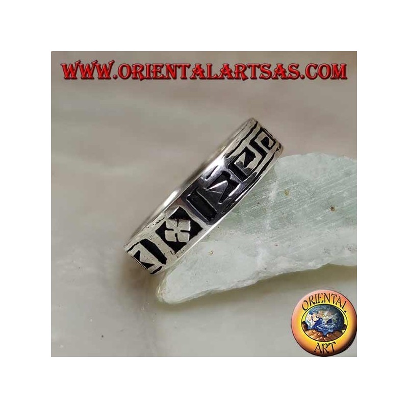 Anello a fedina in argento con motivo geometrico tra dorje stilizzato inciso due volte