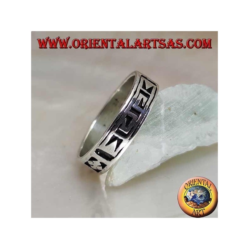 Anello a fedina in argento con motivo geometrico tra dorje stilizzato inciso due volte