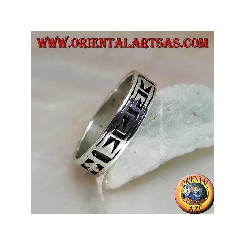 Anello a fedina in argento con motivo geometrico tra dorje stilizzato inciso due volte