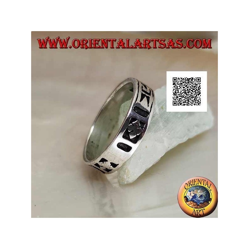 Bague en argent avec un motif géométrique entre dorje stylisé gravé deux fois