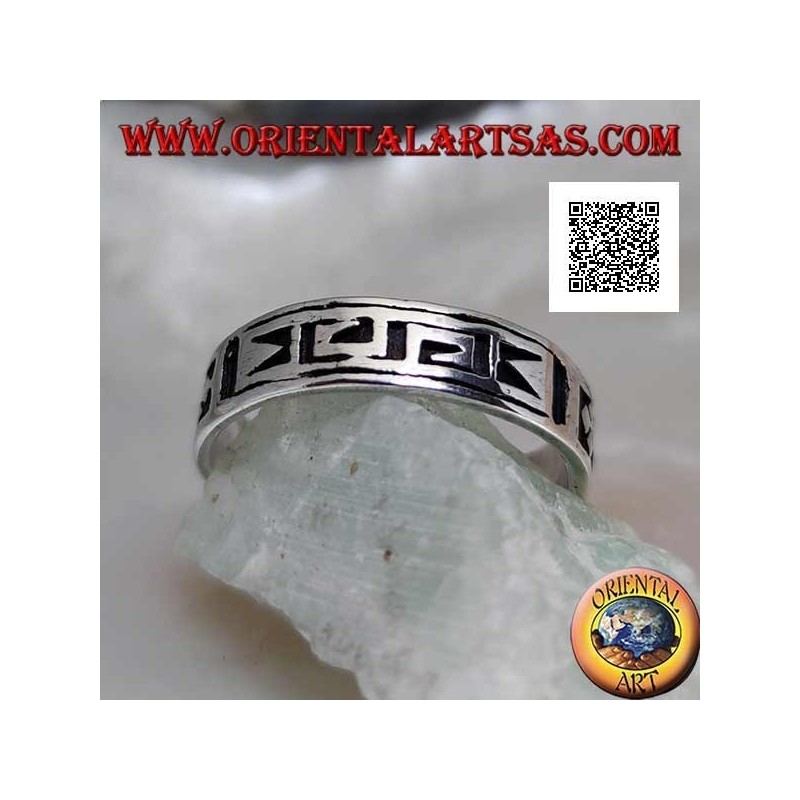 Bague en argent avec un motif géométrique entre dorje stylisé gravé deux fois