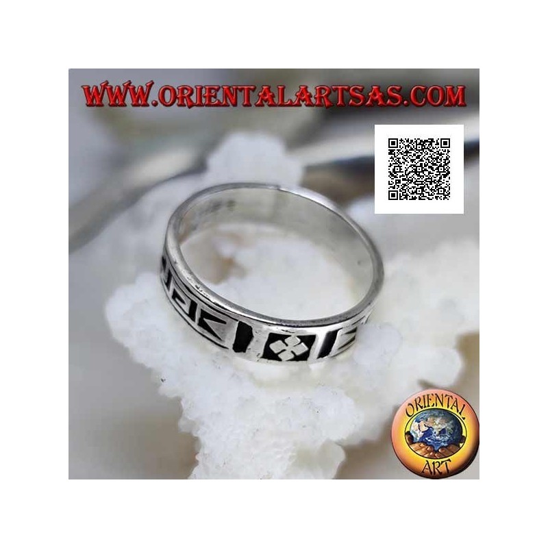 Bague en argent avec un motif géométrique entre dorje stylisé gravé deux fois