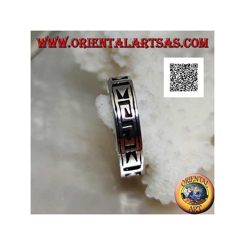 Bague en argent avec un motif géométrique entre dorje stylisé gravé deux fois