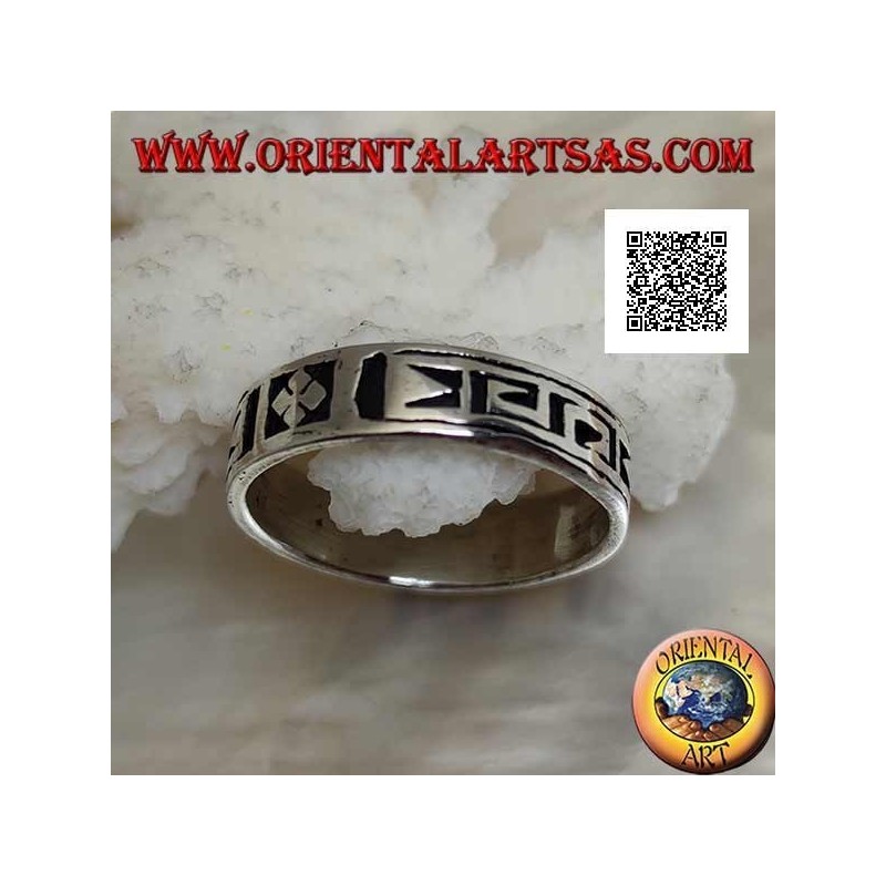 Anillo de plata con motivo geométrico entre dorje estilizado grabado dos veces