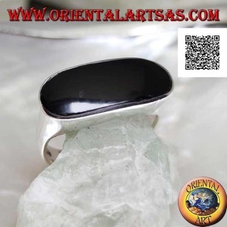 Bague en argent avec onyx ovale allongé perforé au ras du bord sur une monture lisse