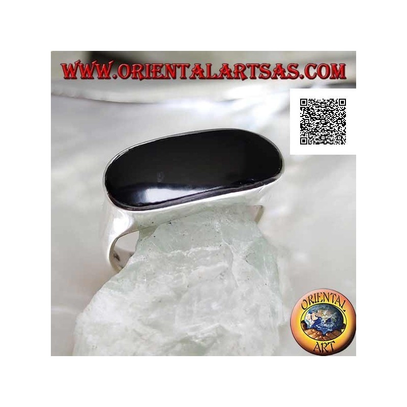 Anillo de plata con ónix ovalado alargado perforado al ras con el borde en un marco liso