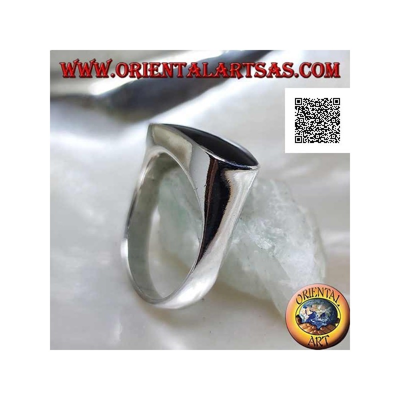 Silberring mit länglichem ovalem Onyx, perforiert mit der Kante auf einem glatten Rahmen