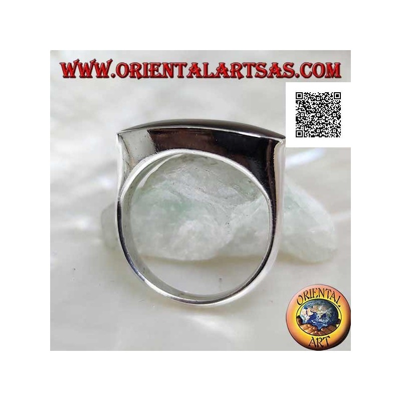 Anillo de plata con ónix ovalado alargado perforado al ras con el borde en un marco liso