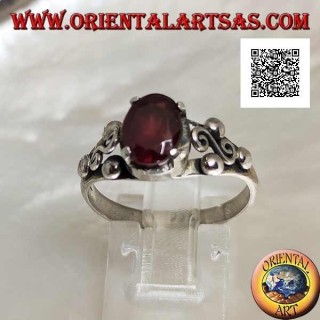 Anello in argento con granato ovale incastonato e S a spirale tra tre palline sui lati