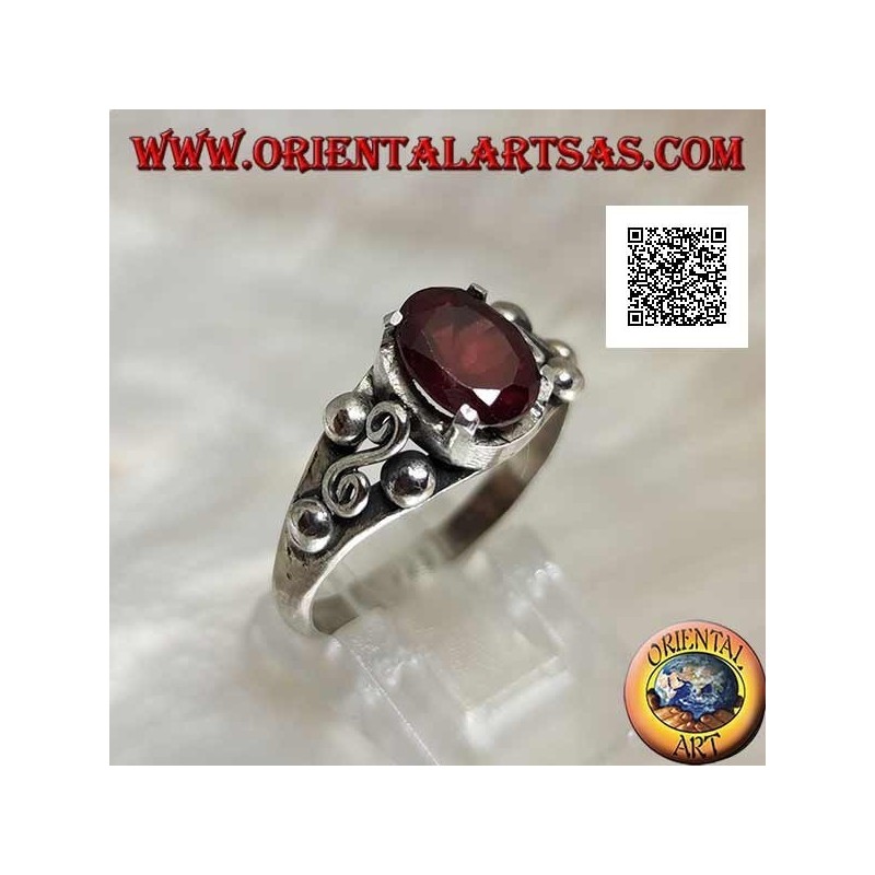 Anello in argento con granato ovale incastonato e S a spirale tra tre palline sui lati