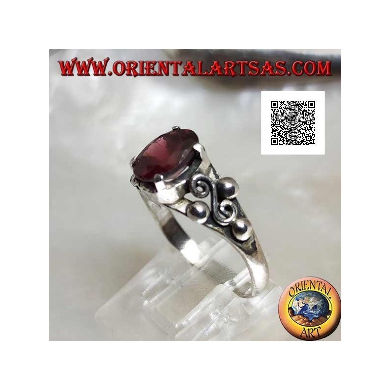 Anello in argento con granato ovale incastonato e S a spirale tra tre palline sui lati