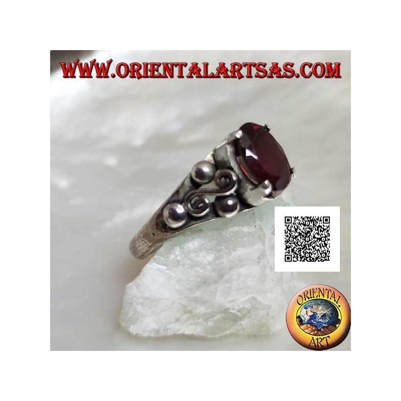 Anillo de plata con granate ovalado engastado y espiral S entre tres bolas a los lados