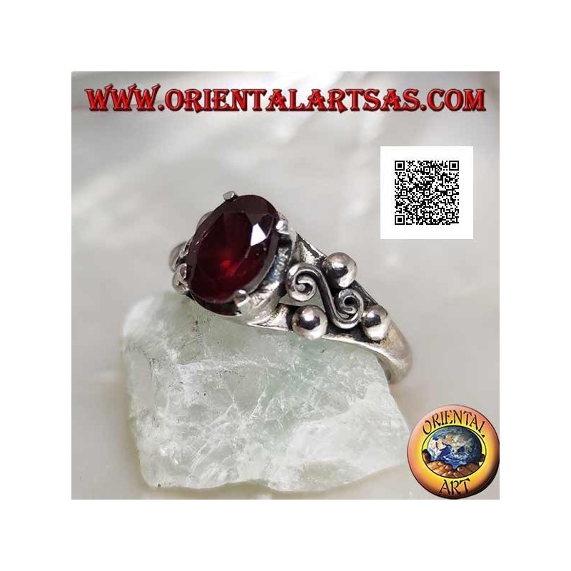 Anillo de plata con granate ovalado engastado y espiral S entre tres bolas a los lados