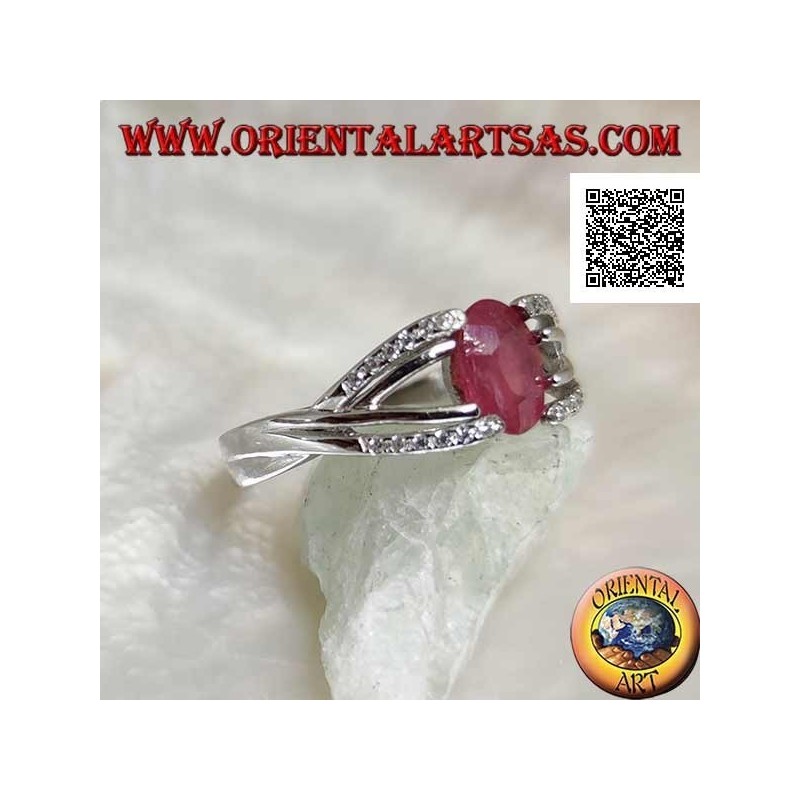 Anillo de plata con rubí ovalado natural engastado con dos líneas de circonitas y dos de plata