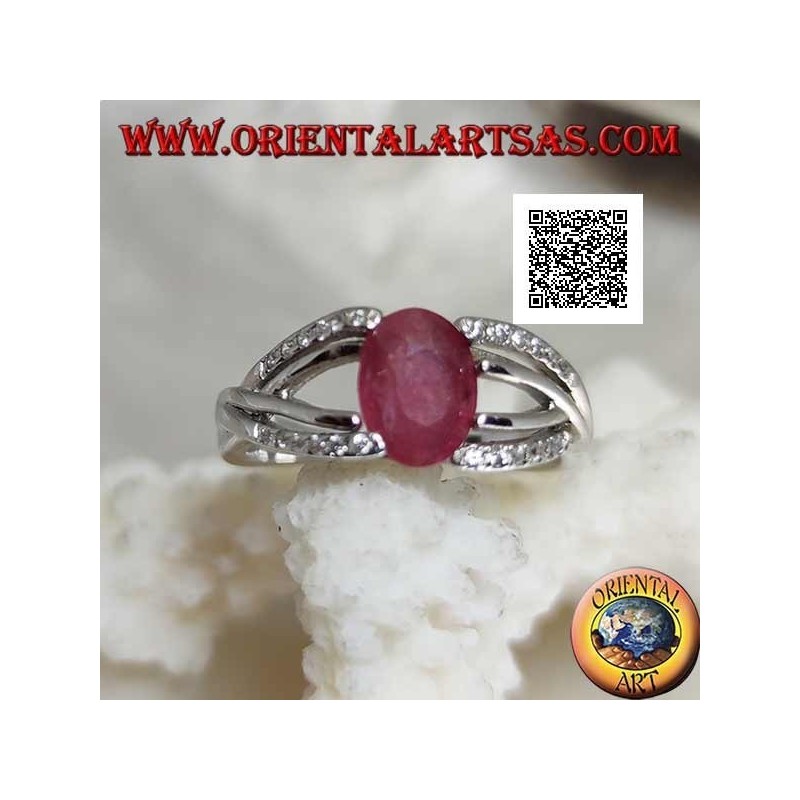 Anillo de plata con rubí ovalado natural engastado con dos líneas de circonitas y dos de plata