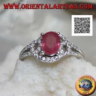 Anillo de plata con rubí ovalado natural engastado en líneas entrelazadas de circonitas blancas