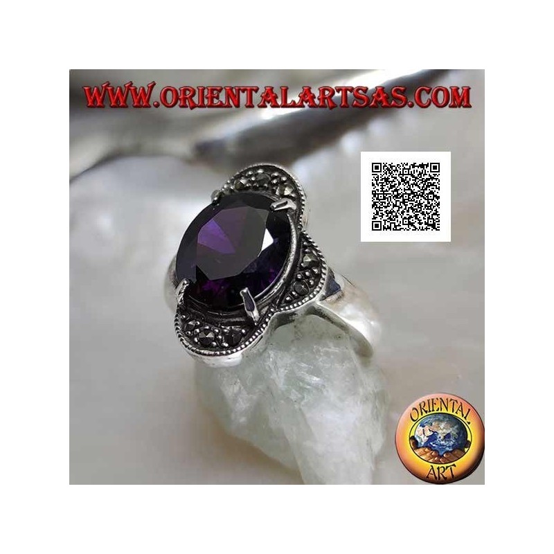 Anillo de plata con amatista ovalada engastada entre cuatro semicírculos tachonados de marcasita