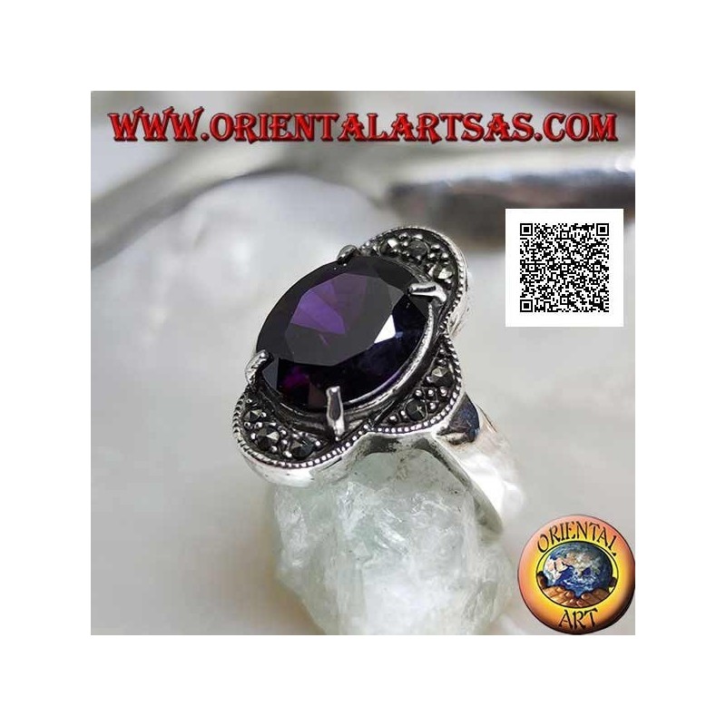Silberring mit ovalem Amethyst zwischen vier mit Markasit besetzten Halbkreisen