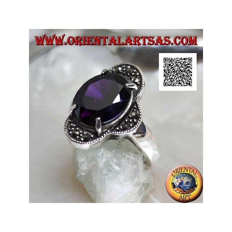 Bague en argent avec améthyste ovale sertie entre quatre demi-cercles parsemés de marcassite