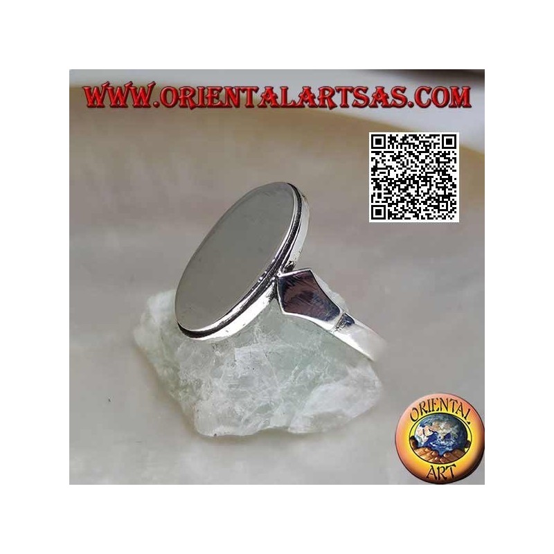 Glatter Silberring mit flacher ovaler Platte und gestreifter Kante