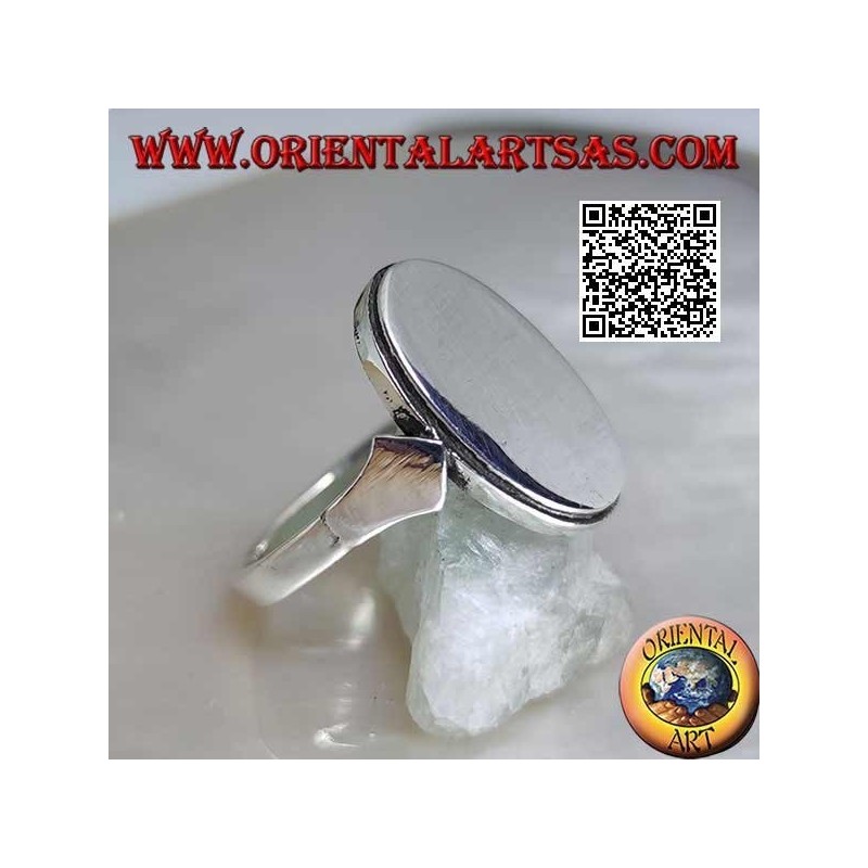 Glatter Silberring mit flacher ovaler Platte und gestreifter Kante