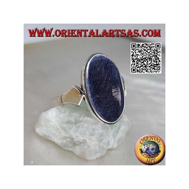 Glatter Silberring mit flacher ovaler Platte und gestreifter Kante