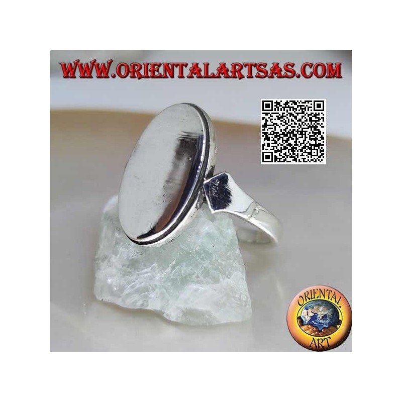 Bague en argent lisse avec plaque ovale plate et bord rayé