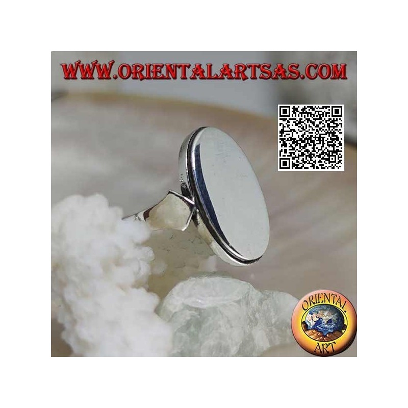 Glatter Silberring mit flacher ovaler Platte und gestreifter Kante