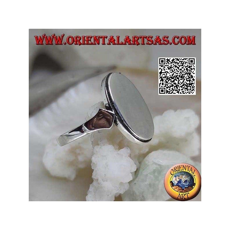 Glatter Silberring mit flacher ovaler Platte und gestreifter Kante