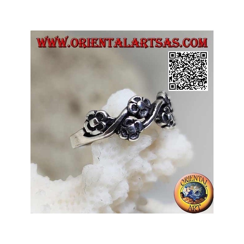 Bague en argent avec des paires de petites fleurs sur une ligne ondulée