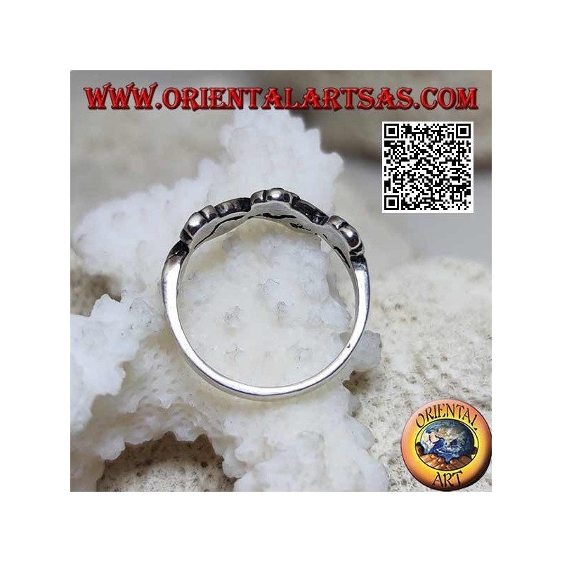 Bague en argent avec des paires de petites fleurs sur une ligne ondulée