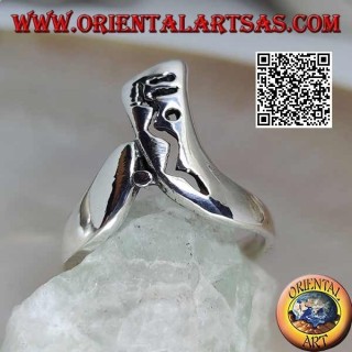 Anillo de plata en forma de boomerang con decoración calada