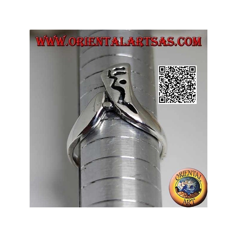 Anillo de plata en forma de boomerang con decoración calada