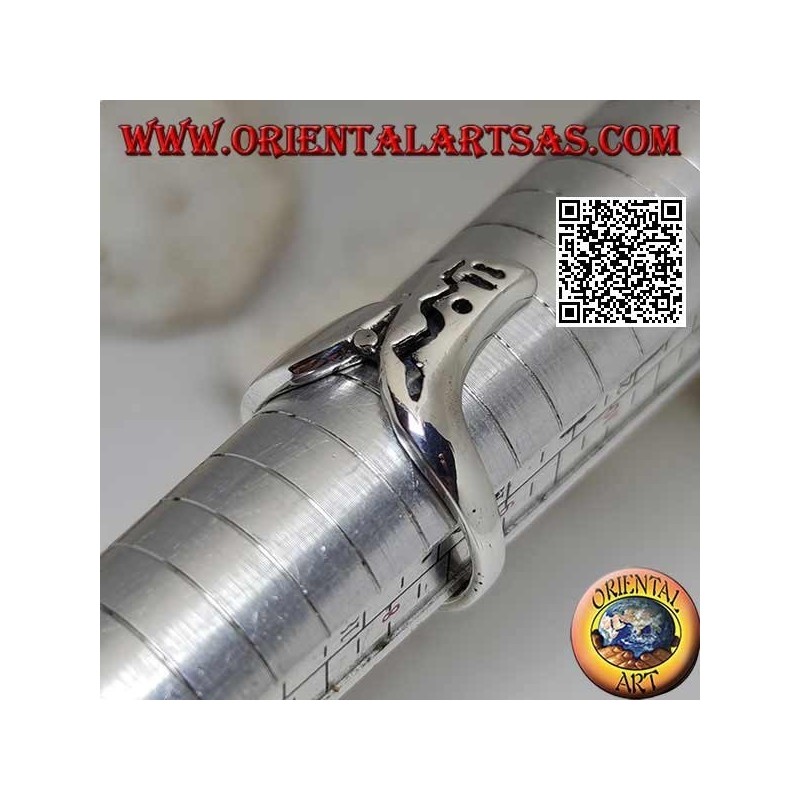 Anillo de plata en forma de boomerang con decoración calada