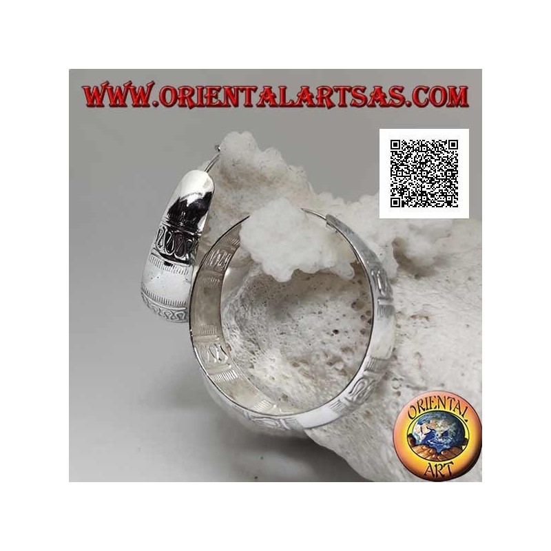 Silberne Ohrringe mit einem großen konvexen Kreis, gemeißelt mit geraden und gewellten Linien von 40 mm. (nicht oxidiert)