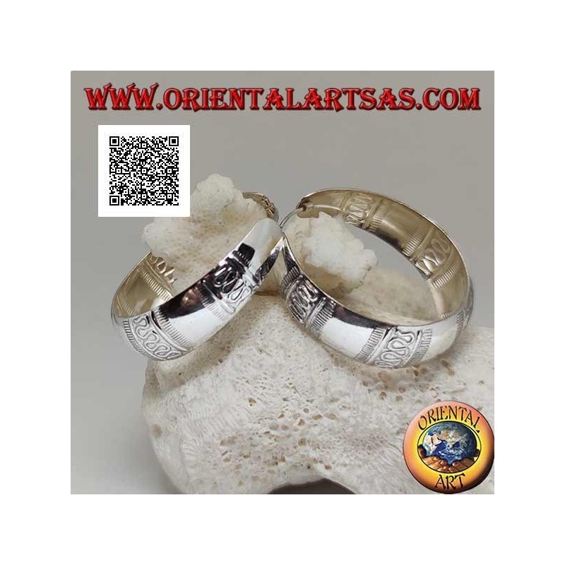 Pendientes de plata con un gran círculo convexo cincelado con líneas rectas y onduladas de 40 mm. (no oxidado)