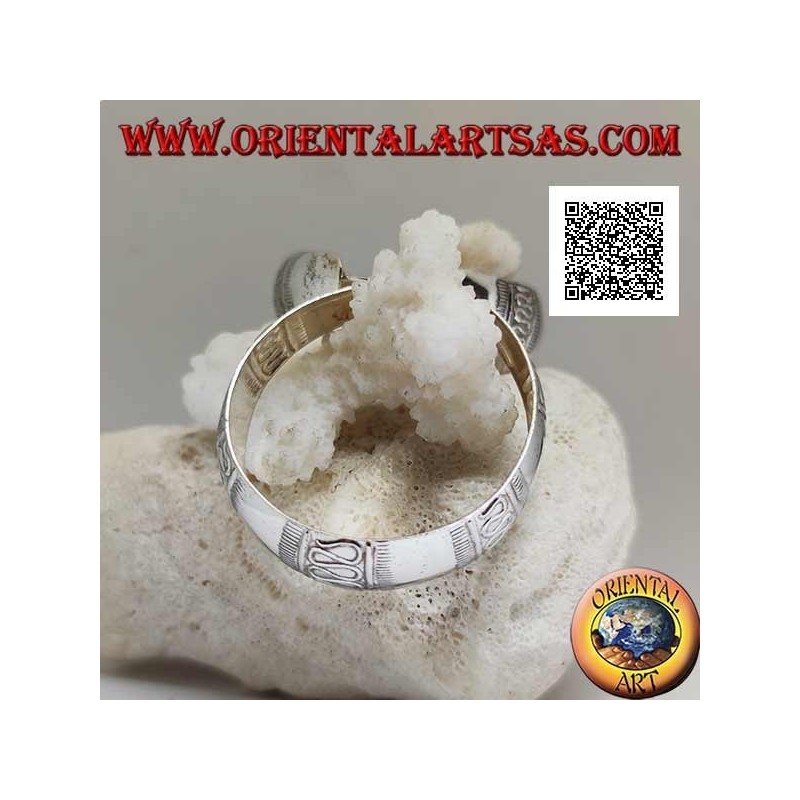 Silberne Ohrringe mit einem großen konvexen Kreis, gemeißelt mit geraden und gewellten Linien von 40 mm. (nicht oxidiert)