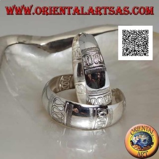 Pendientes de plata con un gran círculo convexo cincelado con líneas rectas y onduladas de 40 mm. (no oxidado)