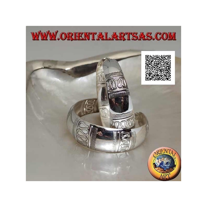 Silberne Ohrringe mit einem großen konvexen Kreis, gemeißelt mit geraden und gewellten Linien von 40 mm. (nicht oxidiert)