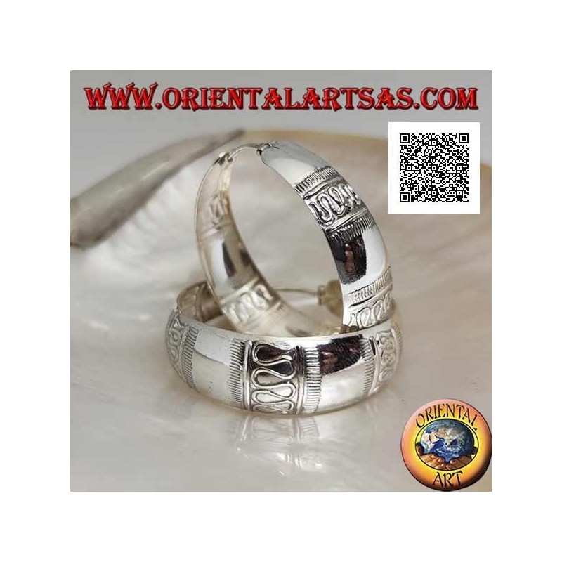 Silberne Ohrringe mit einem großen konvexen Kreis, gemeißelt mit geraden und gewellten Linien von 40 mm. (nicht oxidiert)