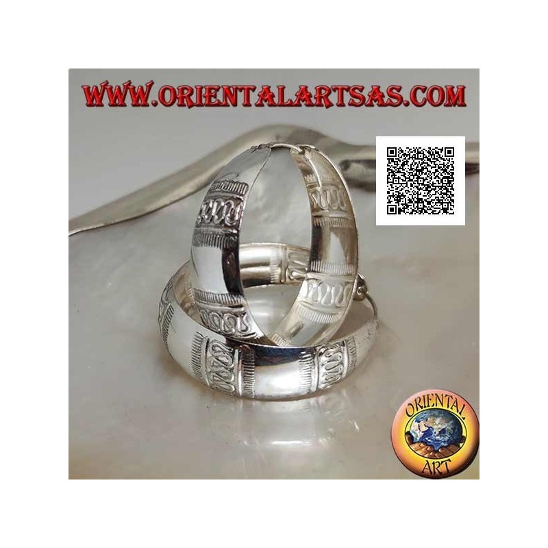 Silver earrings with a large convex circle chiseled with straight and wavy lines of 40 mm. (not oxidized)