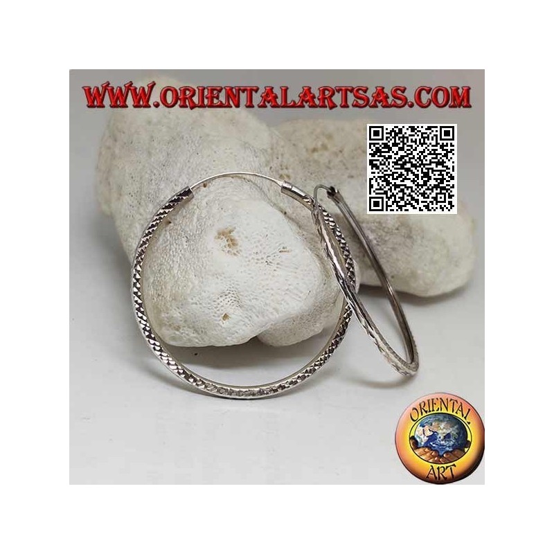 Orecchini in argento a cerchio lavorato diamantato da 45 mm.