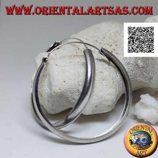 Orecchini in argento a cerchio largo bombato con lavorazione a linee spezzate incise da 50 mm