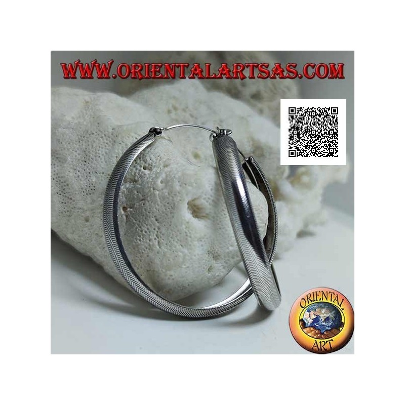 Orecchini in argento a cerchio largo bombato con lavorazione a linee spezzate incise da 50 mm
