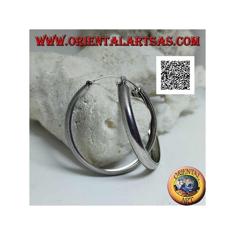 Boucles d'oreilles en argent avec un grand cercle convexe avec des lignes brisées gravées de 50 mm