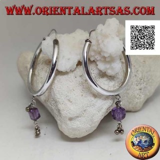 Dicke glatte kreisförmige silberne Ohrringe mit einem Amethystwürfelanhänger und Kugeln