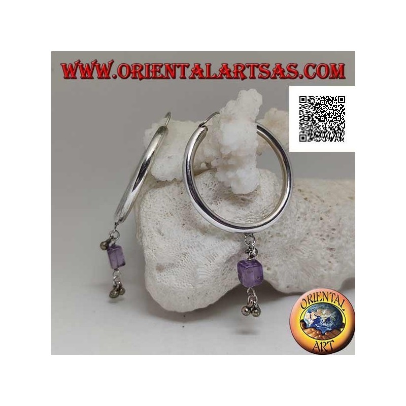 Dicke glatte kreisförmige silberne Ohrringe mit einem Amethystwürfelanhänger und Kugeln