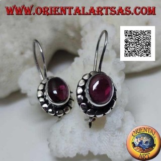 Boucles d'oreilles en argent avec cabochon ovale grenat naturel entouré de disques avec clous argentés
