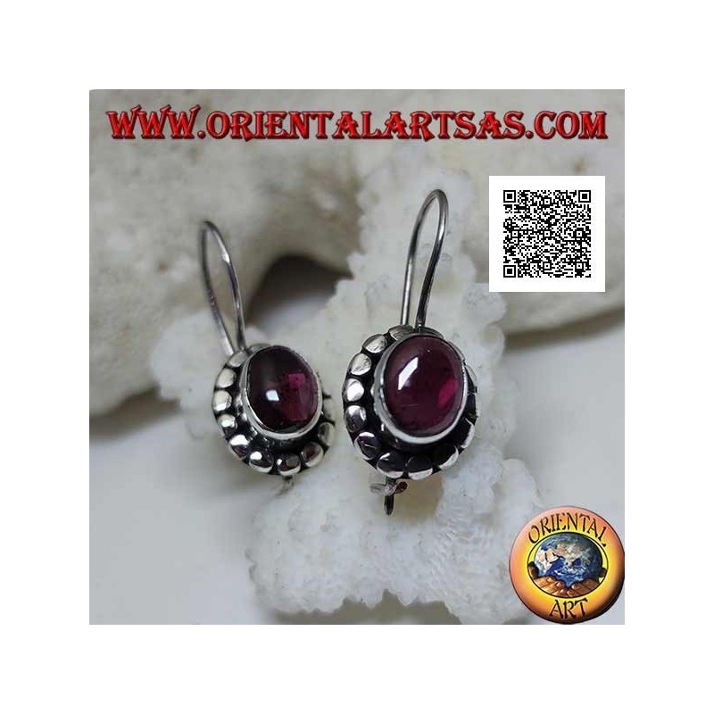 Orecchini in argento con granato naturale ovale cabochon contornato da dischetti a borchie d'argento