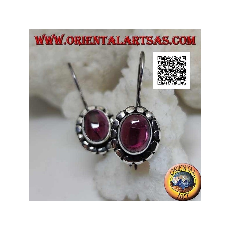 Orecchini in argento con granato naturale ovale cabochon contornato da dischetti a borchie d'argento
